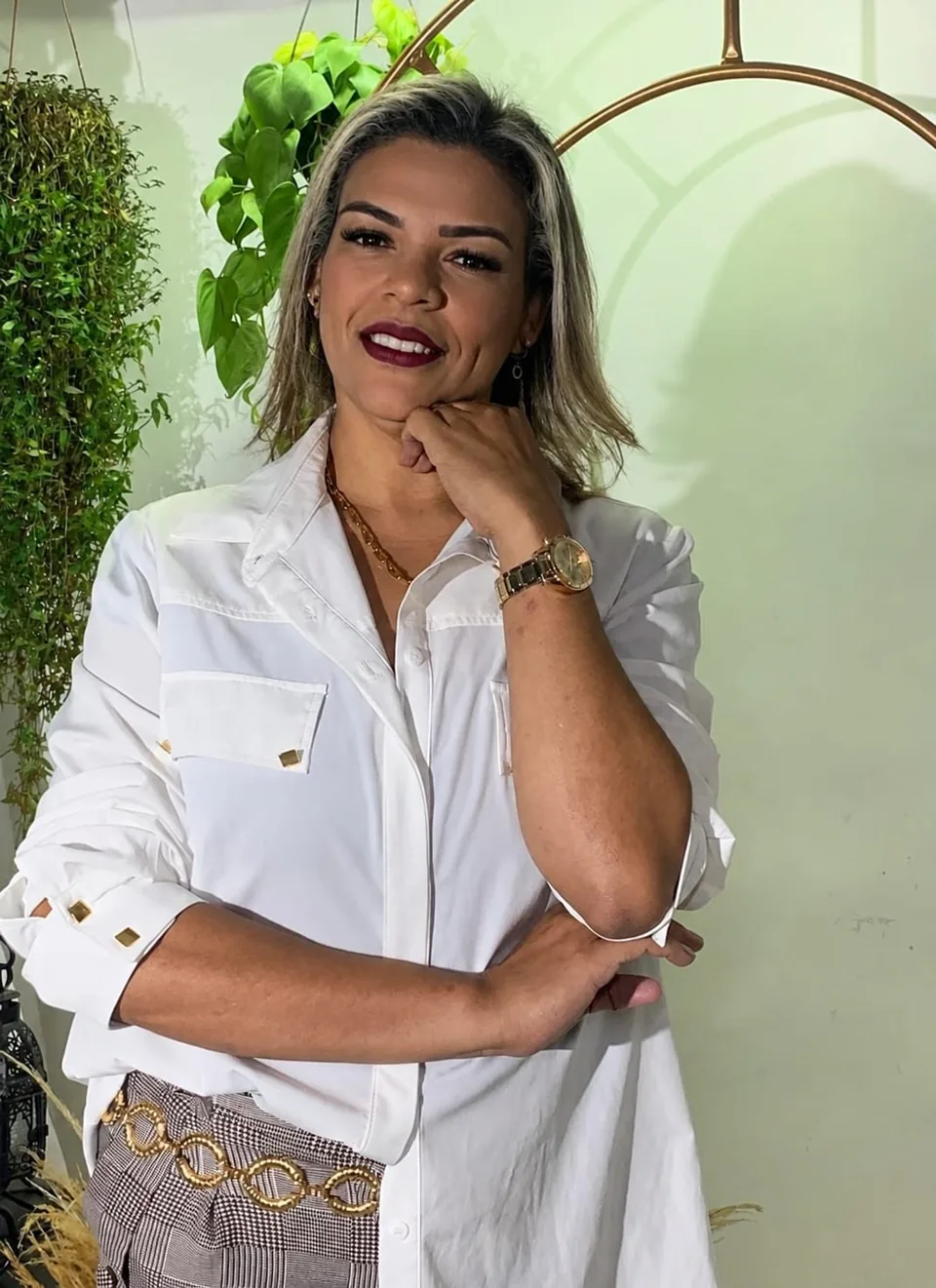 Renata Borges em um ambiente com plantas